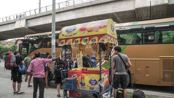 델리~다날리를 이동할 때 이용한 최신식 볼보 버스.