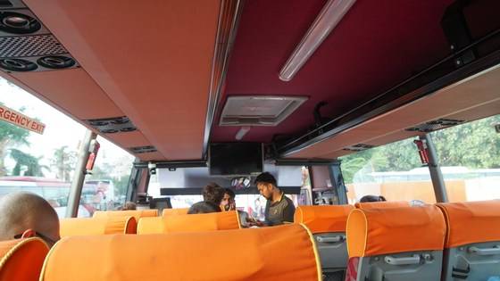 델리~다날리를 이동할 때 이용한 최신식 볼보 버스.