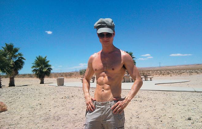 ② 2009년 멘즈헬스 '쿨가이' 선발대회 전 몸을 만든 김상헌 서울대 교수. 때마침 찾은 캘리포니아 사막 길에서 짬을 내 태닝 했다. / 김상헌