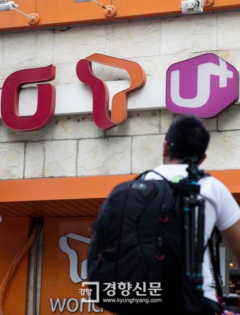 서울의 한 휴대전화 판매점 앞을 시민이 지나가고 있다. 연합뉴스