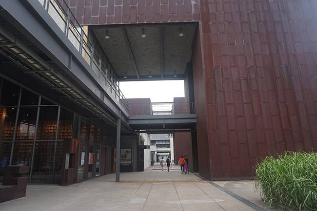 아시아출판문화정보센터 1층 외부. 붉은 철제 외관이 인상적이다.