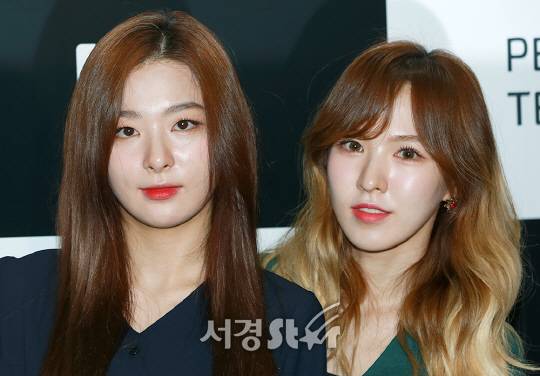 레드벨벳 슬기, 웬디가 15일 서울 종로구 광화문 KT스퀘어에서 열린 갤럭시 노트8 런칭행사에 참석해 포즈를 취하고 있다.