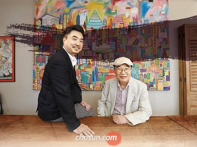 아버지와 아들 모두 정신과 의사라면 서로 마음속 파고(波高)를 예민하게 알아채지 않을까. 아들 인수(왼쪽)씨는 “사실 그렇다. 다만 그 분석 결과를 함부로 입에 올리진 않는다”고 했다. 아버지 이무석 (오른쪽)박사가 이런 아들의 대답을 듣고 빙그레 미소 지었다. 이들 등 뒤 그림은 이 박사의 둘째 아들 성수씨가 그린 것이다.