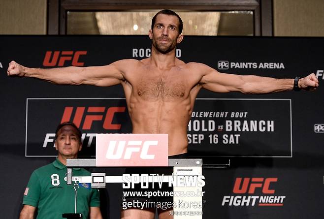 ▲ 루크 락홀드는 1년 3개월 만에 복귀를 앞두고 훈련 장소를 옮겼다. 무릎 부상 치료에도 집중했다.