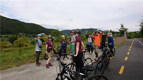 삼천리자전거의 다양한 자전거를 체험 중인 '어드벤처 백패킹 캠프 2017' 참가자들