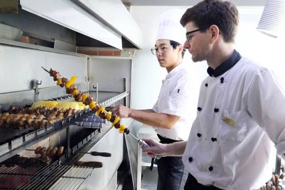 숯불 열기로 후끈후끈한 더 리스 주방.