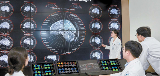 인공지능(AI)은 방대한 의료 데이터를 분석해 의료진의 진단을 돕는다. 가천대 길병원은 치매·파킨슨병 같은 퇴행성 뇌 질환의 진단·치료에 AI를 접목한 정밀의료 플랫폼 개발에 나섰다. 조상희 기자