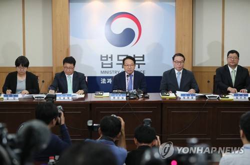 (과천=연합뉴스) 이지은 기자 = 한인섭 법무·검찰 개혁위원회 위원장(가운데)이 18일 오후 정부과천청사 법무부 청사에서 정치인과 고위공직자, 판·검사 등의 비리 수사를 전담하는 공수처 신설 권고안을 발표하고 있다.     jieunlee@yna.co.kr