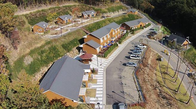 경기도 의왕 백운밸리 뒷편 바라산에 자리잡은 자연휴양림과 시설이다./의왕백운밸리 제공