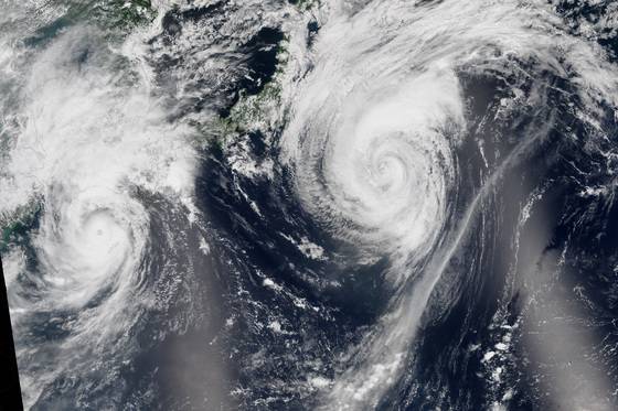 북서 태평양에서 동시 두 개의 태풍이 활동을 하고 있는 모습 [사진 미항공우주국(NASA)]
