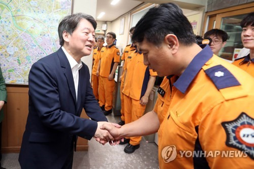 (대전=연합뉴스) 양영석 기자 = 안철수 국민의당 대표가 19일 대전 중부소방서를 찾아 소방관들과 악수하며 격려하고 있다.     youngs@yna.co.kr