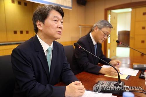 (대전=연합뉴스) 양영석 기자 = 안철수 국민의당 대표가 19일 대전 한국원자력안전기술원을 찾아 기술원 관계자들과 간담회를 하고 있다.     youngs@yna.co.kr