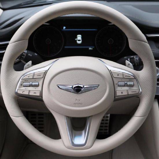 베이지 투톤 인테리어 선택 시 콘셉트카를 보는 듯한 느낌의 제네시스 G70 스티어링 휠을 맞이할 수 있다. (사진=지디넷코리아)