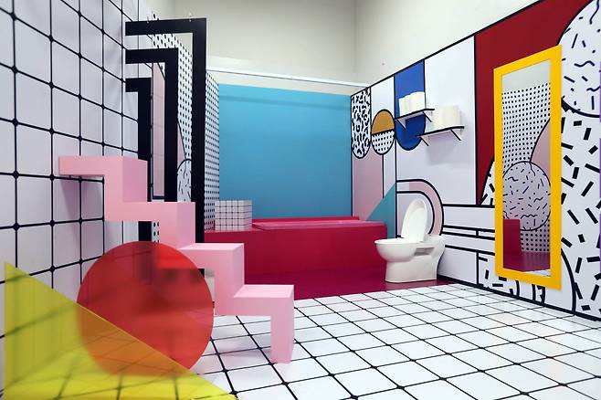 '서울디자인위크 2017' 행사가 21일부터 27일까지 서울 동대문디자인플라자(DDP)에서 열린다. 1980년대 이탈리아 멤피스 그룹의 디자인 스타일에서 착안해 만든 화장실 설치작품인 '원초적 상상'. 생동감 있는 비정형의 기하학적 조형요소를 활용해 유머러스하게 표현했다. 신인섭 기자