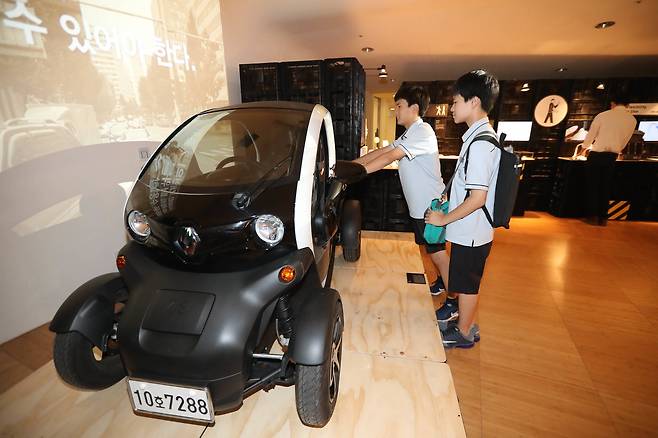 디자인이 가미된 각종 산업 생산물을 전시해 놓았다. 신인섭 기자