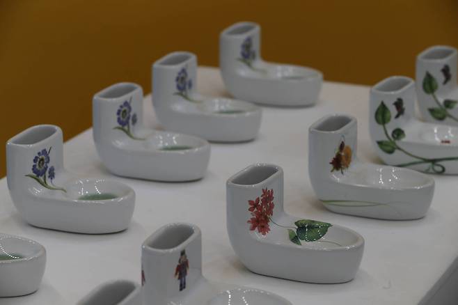 양변기 모양을 이용해 만든 작은 도자기 소품. 신인섭 기자