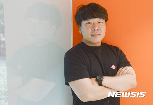 【서울=뉴시스】최진석 기자 = '사장 부장 다나가, 혼자있고 싶으니까'의 저자 이환천 시인이 지난 13일 오후 서울 마포구 상암동 한 카페에서 뉴시스와 인터뷰에 앞서 포즈를 취하고 있다. 2017.09.21. myjs@newsis.com