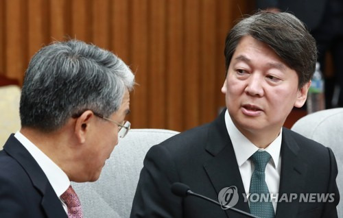 (서울=연합뉴스) 홍해인 기자 = 국민의당 안철수 대표(오른쪽)가 21일 오전 국회 본청에서 김명수 대법원장 후보자 임명동의안 처리 문제 논의를 위해 열린 당 의원총회에 참석해 김동철 원내대표와 논의하고 있다. 2017.9.21      hihong@yna.co.kr