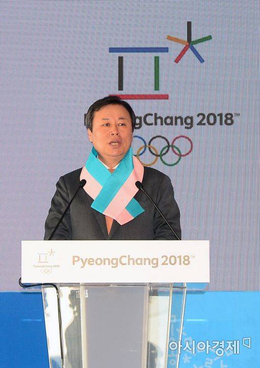 평창 동계올림픽 메달 공개 행사에 참석한 도종환 문화체육관광부 장관[사진=문호남 기자]