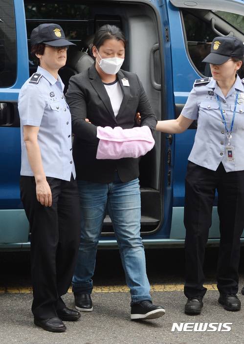 【서울=뉴시스】김진아 기자 = 국민의당 당원인 이유미씨가 29일 오전 문재인 대통령 아들 문준용 씨에 대한 입사특혜 의혹 관련 제보를 조작한 혐의로 영장실질심사를 받기 위해 서울 양천구 서울남부지법으로 들어서고 있다. 2017.06.29. bluesoda@newsis.com
