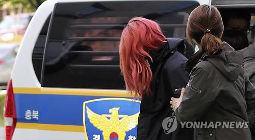 (청주=연합뉴스) 이승민 기자 = 청주 하천에서 20대 여성을 살해하는 남자친구를 그대로 지켜본 혐의(살인 방조)로 체포된 A(21·여)씨가 22일 오전 구속 전 피의자심문(영장실질심사)을 받기 위해 청주지방법원에 들어서고 있다. 2017.9.22      logos@yna.co.kr