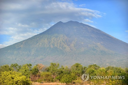 2017년 9월 23일 촬영된 인도네시아 발리 섬 동부 아궁 화산 전경. [AFP=연합뉴스]