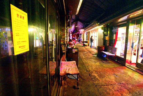 지금과 달리 성매매특별법 발 효 전인 2004년 7월에는 성매매 업소들이 불을 환히 밝히고 ‘영업’했다. [오종택 기자]