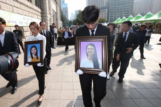 세월호 참사 미수습자였던 단원고 2학년 고 조은화, 허다윤 양 이별식을 마치고 유가족들이 서울시청에서 단원고로 떠나고 있다. 오종택 기자