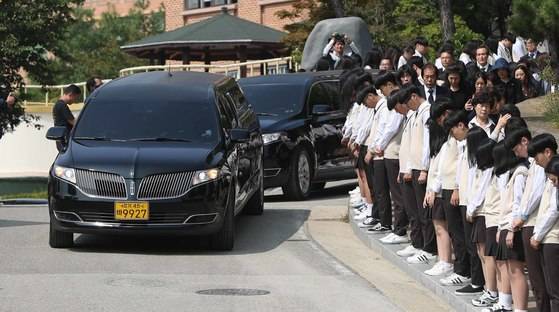 25일 오후 경기도 안산시 단원고등학교에서 이어진 세월호 희생자 고 조은화.허다윤양의 이별식에서 운구차량이 두 학생의 모교인 단원고를 돌아나와 학생들의 배웅을 받으며 떠나고 있다. 오종택 기자