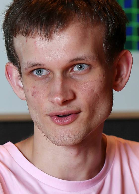 이더리움(Ethereum)을 만든 비탈릭 부테린(Vitalik Buterin)이 24일 서울 코엑스 인터컨티넨탈호텔에서 중앙일보와 인터뷰했다.이더리움은 가상화폐의 한 종류로, 맏형 비트코인에 이어 2위 가상화폐로 평가 받고 있다.