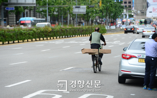 자전거를 타고 광화문으로 꽃배달을 가고 있는 이영복씨./정지윤기자