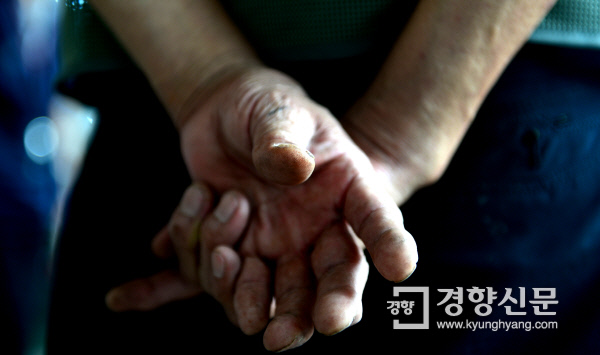 꽃배달 경력 30년째인 이영복씨의 투박한 손/정지윤기자
