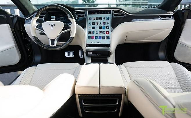 스티어링 휠, 시트, 도어트림 등 곳곳을 카본 파이버로 마감했다