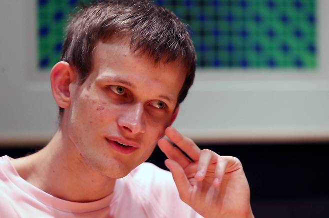 이더리움(Ethereum)을 만든 비탈릭 부테린(Vitalik Buterin)이 24일 서울 코엑스 인터컨티넨탈호텔에서 중앙일보와 인터뷰했다. 이더리움은 암호화폐의 한 종류로, 맏형 비트코인에 이은 2위 암호화폐다. 20170924.조문규 기자