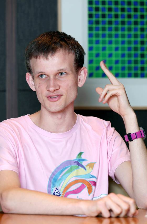 시가총액 기준 세계 2위 암호화폐인 이더리움(Ethereum) 창시자 비탈릭 부테린이 24일 서울 코엑스 인터컨티넨탈호텔에서 중앙일보와 단독 인터뷰했다. 한화로 약 1600억원 가치의 이더리움(50만 개)을 보유하고 있다고 공개한 그는 이번 방한 때 이코노미석을 타고 왔다. [조문규 기자]