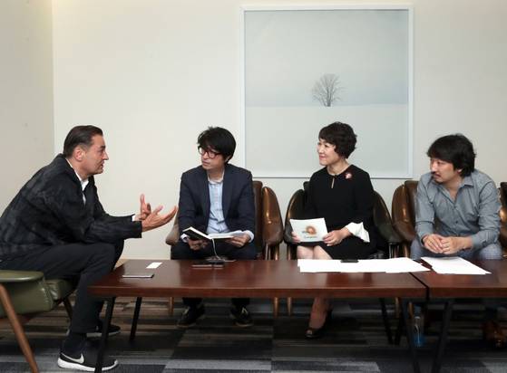 왼쪽부터 패트릭 슈마허(자하 하디드 건축사무소 대표), 김한기(DA그룹 전무), 배양숙(서울인문포럼 이사장), 백희성(KEAB 건축디자인 대표). 최정동 기자