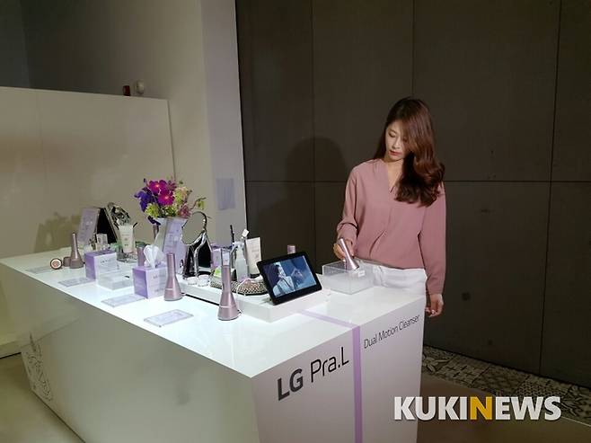 'LG 프라엘 듀얼 모션 클렌저' 시연 모습.