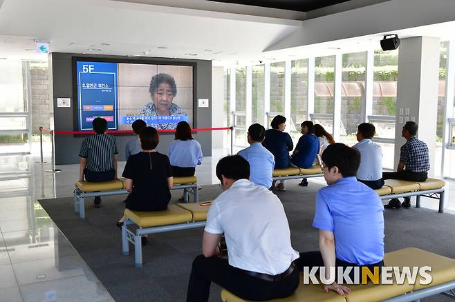 사진=박효상 기자/ 단체 관람객들이 1층에 마련되어 있는 영상 자료를 시청 중이다.