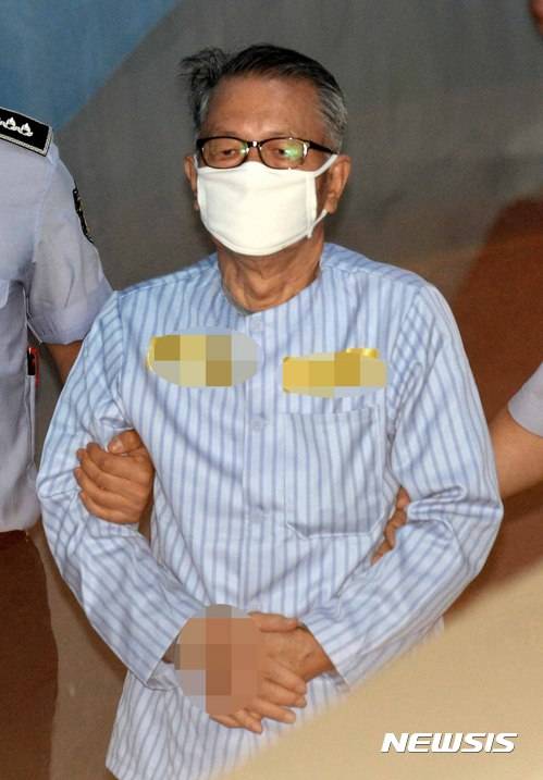 【서울=뉴시스】고범준 기자 = 김기춘 전 대통령비서실장이 26일 오전 서초구 서울고등법원에서 열린 '문화계 블랙리스트'관련 항소심 1차 공판준비기일에 출석하고 있다. 2017.09.26. bjko@newsis.com