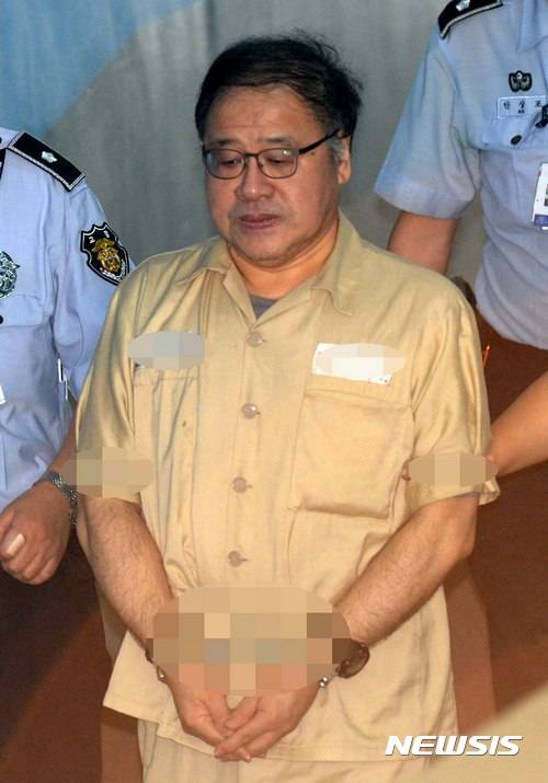 【서울=뉴시스】고범준 기자 = 안종범 전 청와대 정책조정수석이 26일 오전 서울 서초구 서울고등법원에서 열린 '삼성 합병 찬성 지시' 항소심 4차 공판에 증인으로 출석하고 있다. 2017.09.26. bjko@newsis.com