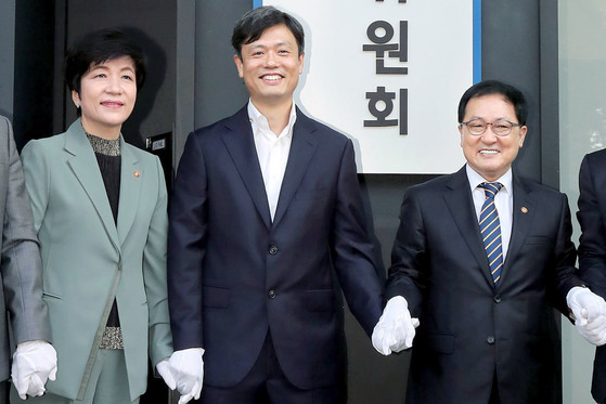 현판식에 참석한 김영주 고용부 장관, 장병규 위원장, 유영민 과기정통부 장관(왼쪽부터). [연합뉴스]