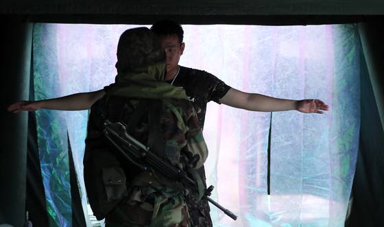 훈련에 참가한 수방사 장병이 KCAM2 장비로 잔류 화학물을 검사하고 있다. 박종근 기자