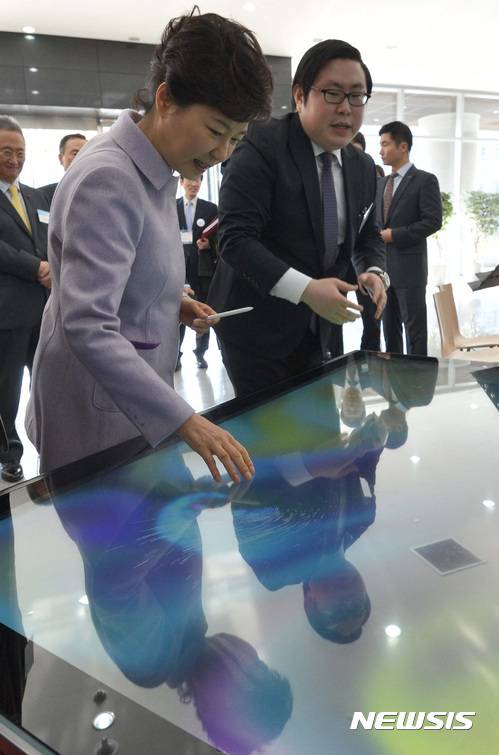 【대전=뉴시스】 지난 2013년 11월 대전 유성구 한국과학기술원(KAIST) 융합연구소를 방문한 박근혜 전 대통령에게 아이카이스트 김성진 대표가 설명하는 모습.