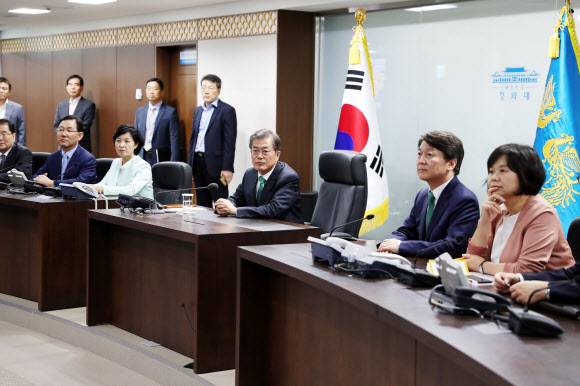 文대통령-여야 4당대표, 회동 직후 청와대 ‘벙커’ 방문 - 문재인 대통령과 여야 4당 대표가 27일 청와대 상춘재에서 열린 만찬 회동을 마치고 청와대 ’벙커’로 불리는 국가안전보장회의(NSC) 위기관리센터를 방문해 정의용 국가안보실장의 설명을 듣고 있다. 2017.9.27 [청와대 제공=연합뉴스]