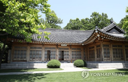 (서울=연합뉴스) 김주형 기자 = 청와대 부속건물인 '상춘재'는 청와대 경내에 최초로 건립된 전통 한옥이다. 주로 외빈 접견이나 비공식회의 장소로 이용된다. 주기둥에는 200년 이상된 춘양목(홍송)을 사용했다. 2017.5.19  kjhpress@yna.co.kr  (끝)