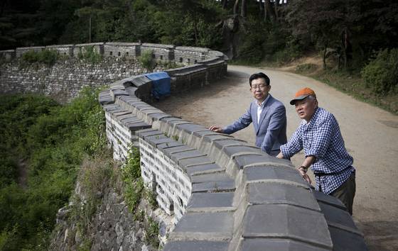 2014년 병자호란 전문가인 명지대 한명기 교수와 남한산성을 찾은 소설가 김훈(오른쪽). [중앙포토]