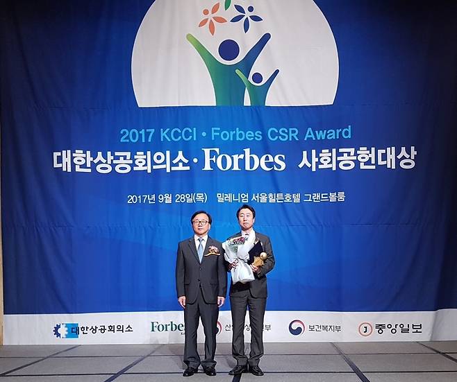 28일 시상식에 참석한 한장희 한수원 지역상생협력처장(오른쪽)이 수상 후 기념촬영을 하고 있다. 한수원 제공