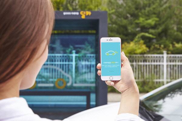 이용자가 카셰여링 스마프폰 앱으로 차를 대여하고 있다. [사진제공 = 현대캐피탈]