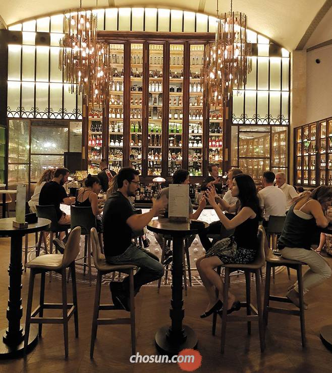 1889년 건축된 전시관에서 주차장을 거쳐 세련된 푸드코트로 재탄생한 ‘엘 나시오날’. 레스토랑 4곳과 바 5곳이 모여있다./김성윤 기자