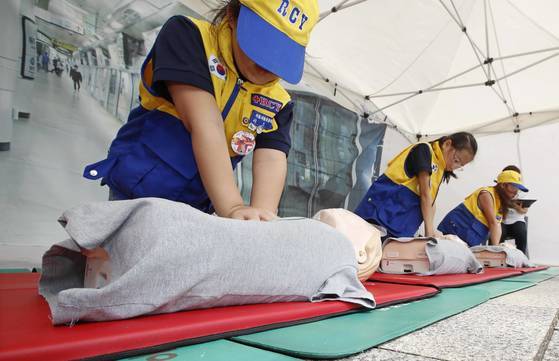 지난 9일 오전 서울시 마포구 평화의공원 별자리광장에서 열린 제52회 적십자 응급처치 경연대회에서 참가학생들이 심폐소생술을 하고 있다. [연합뉴스]